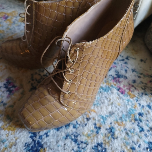 Heels - Picture 3 of 4